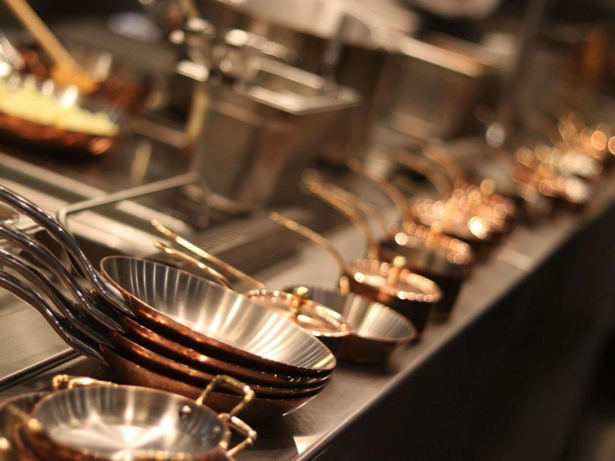 Moevenpick Hotel Du Lac Tunisi Esterno foto A variety of pans
