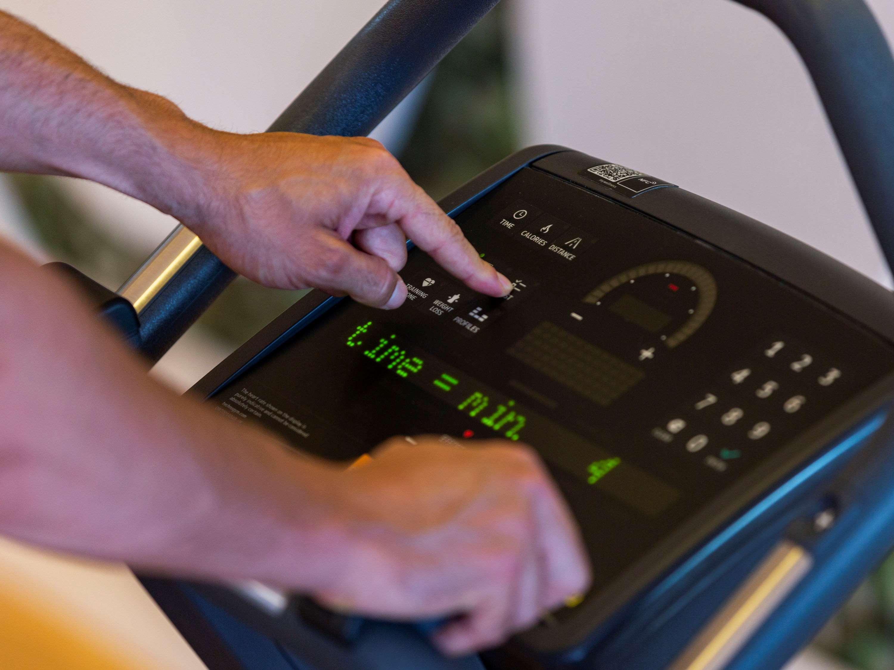 Moevenpick Hotel Du Lac Tunisi Esterno foto A treadmill console