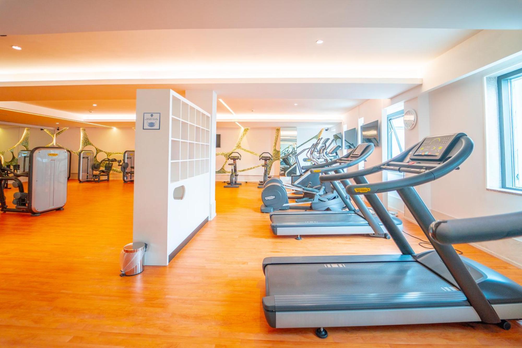 Moevenpick Hotel Du Lac Tunisi Esterno foto The gym at the hotel