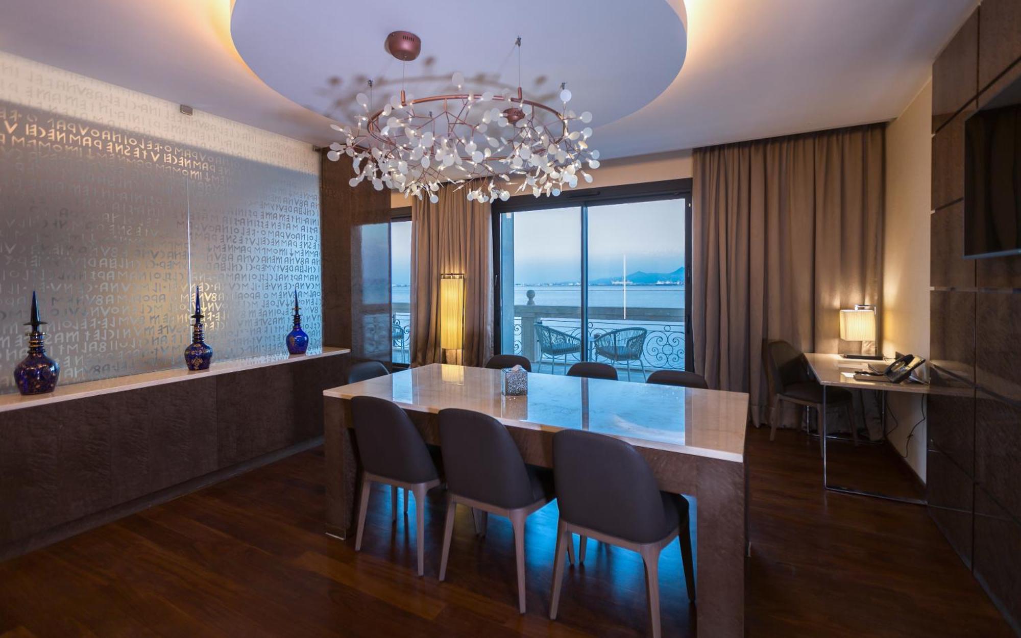 Moevenpick Hotel Du Lac Tunisi Esterno foto A suite at the Four Seasons Hotel